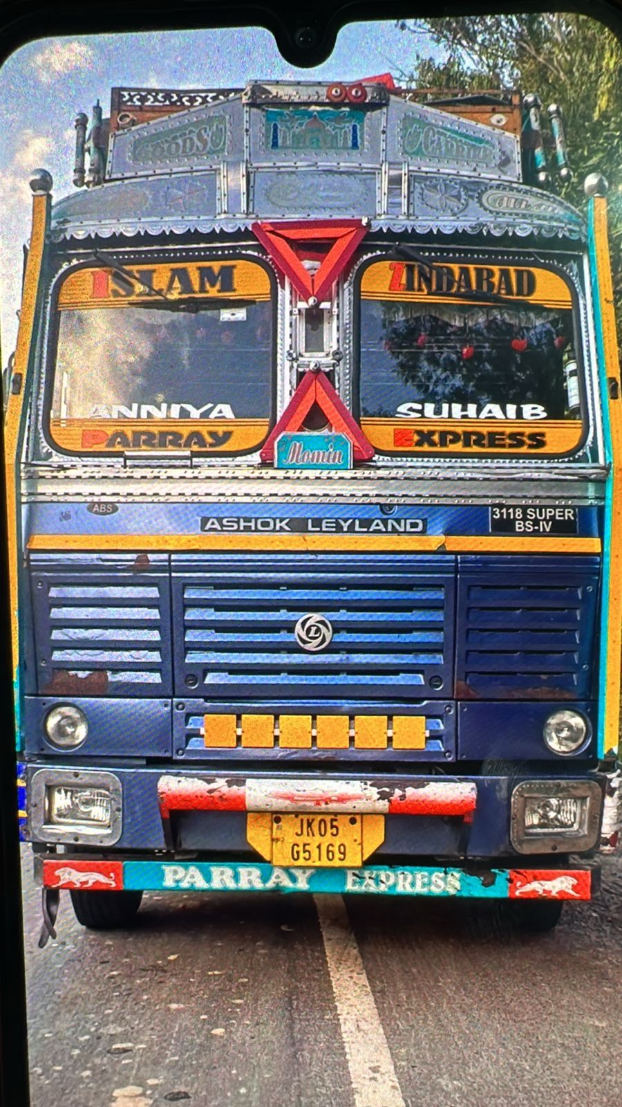 बाहर से अनाधिकृत रूप से लाये जा रहे परमल धान के ट्रक को मंडी बोर्ड के अमले ने पकड़ लिया